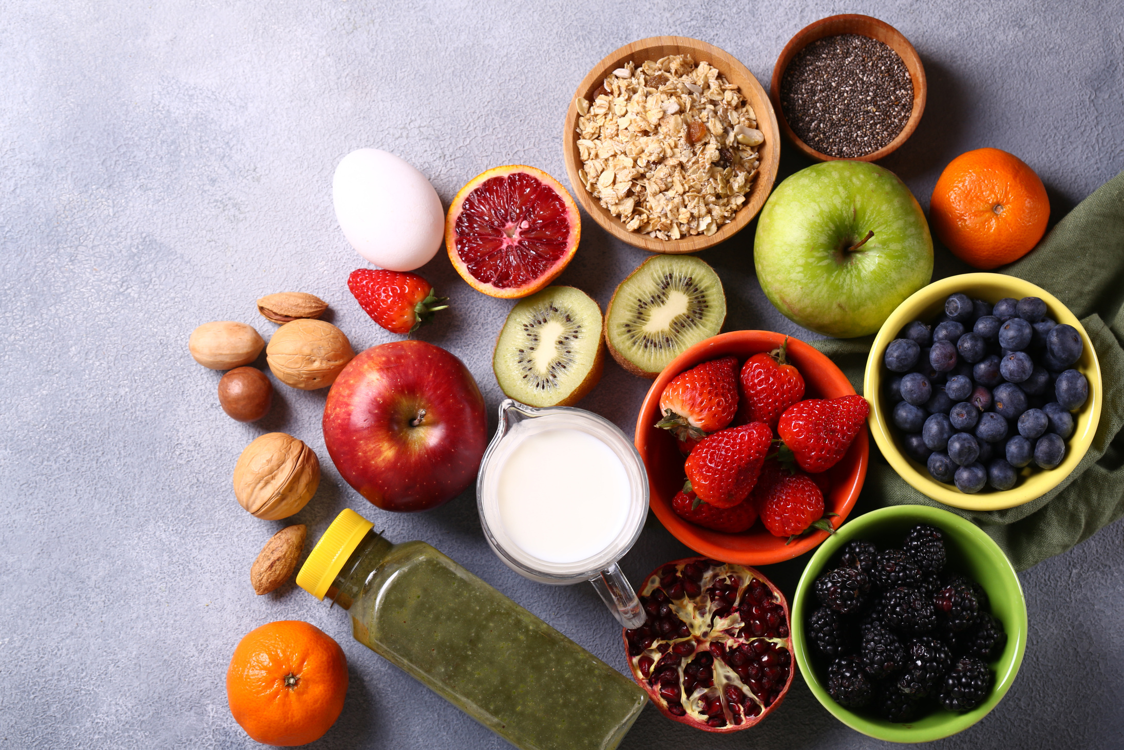 breakfast smoothie, oatmeal and berries